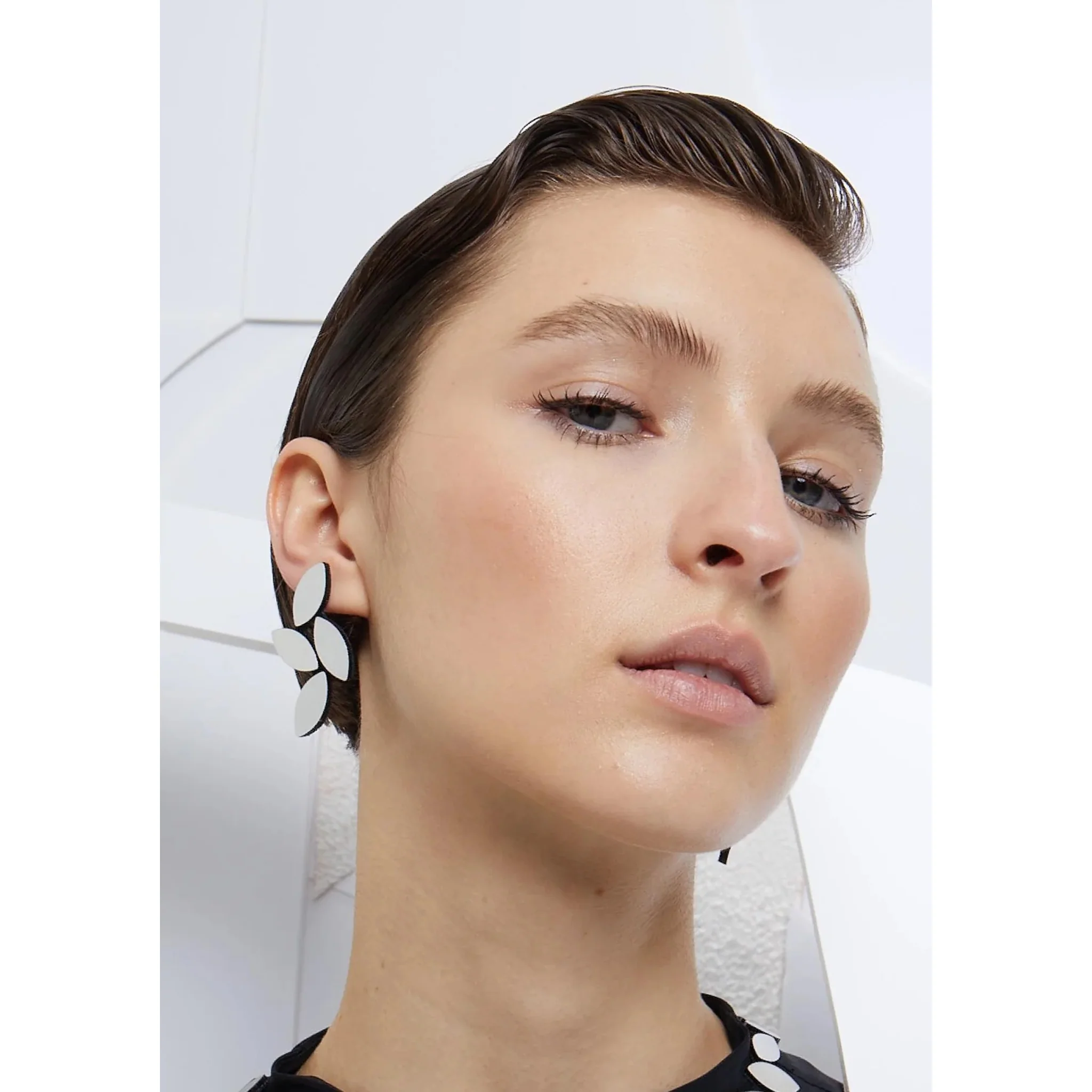 Kate Leaves Earrings Medium Silver - Image 2