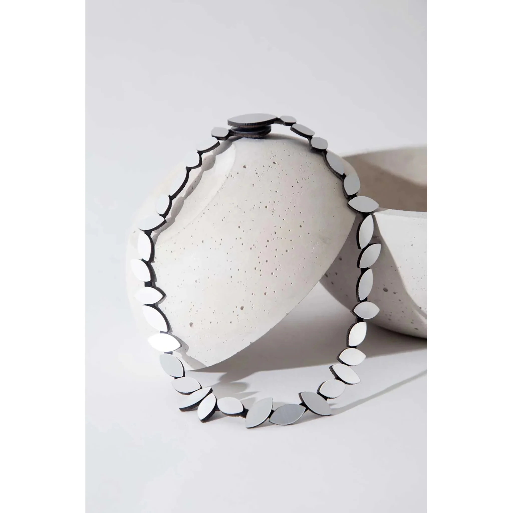 Kate Leaves Round Necklace
