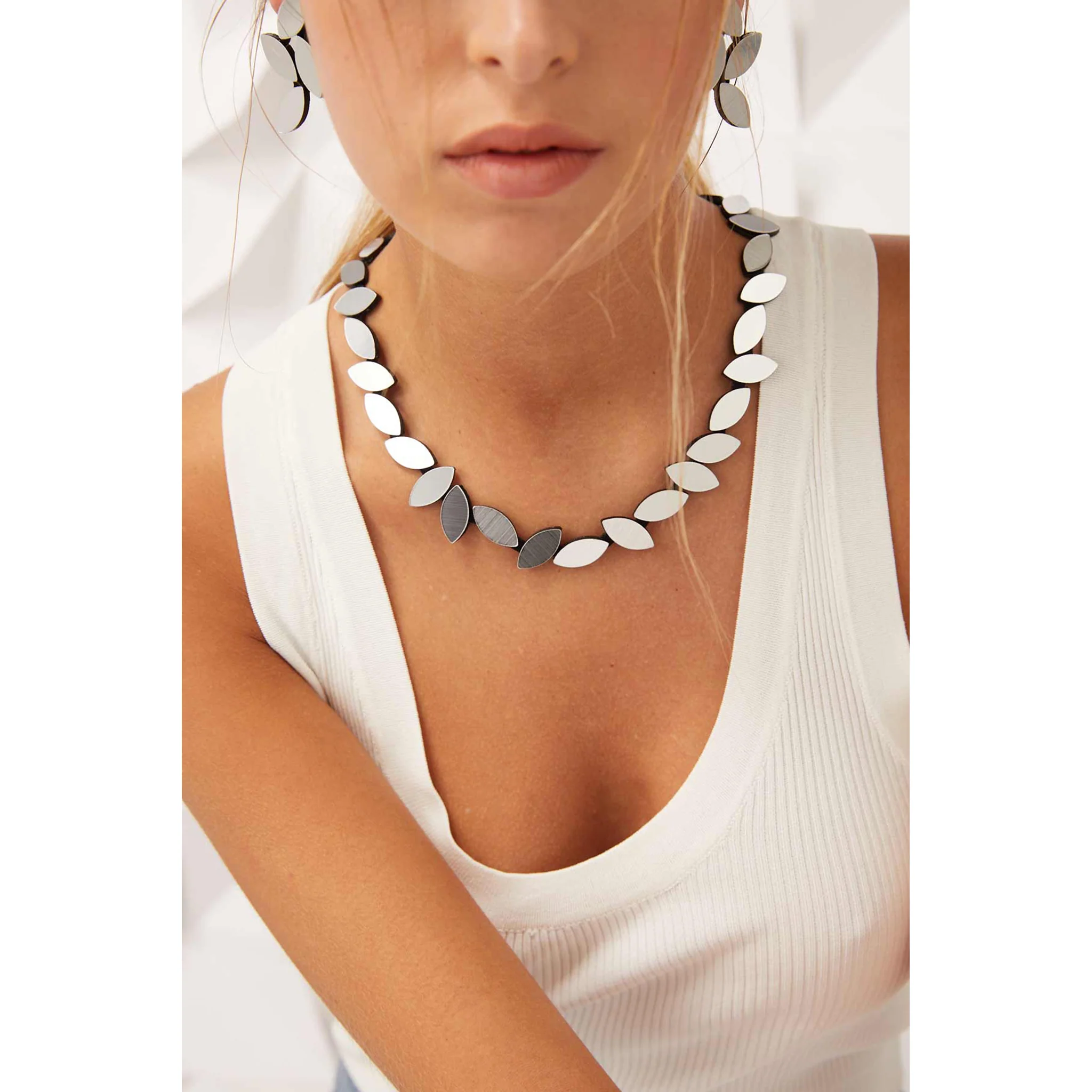 Kate Leaves Round Necklace - Image 2