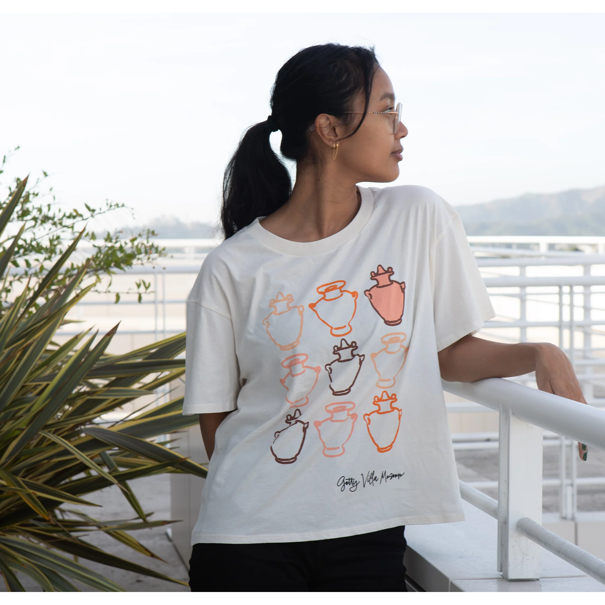 Villa Vase Relaxed T-Shirt - Image 4